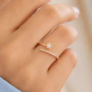 Anillo Asteria Dorado con Zirconias Hadorelle look editorial