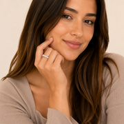 Anillo Calia Plateado con Zirconias Hadorelle look editorial