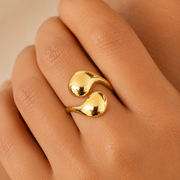 Anillo Nerina Dorado Hadorelle look editorial