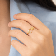 Anillo Nyra Sol y Luna Dorado Hadorelle vista de escala