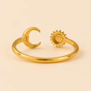Anillo Nyra Sol y Luna Dorado Hadorelle look editorial