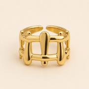 Anillo Orielle Dorado Hadorelle look editorial