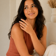 Anillo Veyra Plateado Hadorelle look editorial
