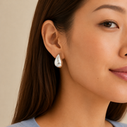 Detalle de Aretes Gota Selene Plateados Hadorelle