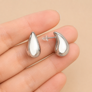 Aretes Gota Selene Plateados Hadorelle vista de escala