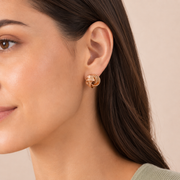 Detalle de Aretes Nudo Liora Dorado Hadorelle