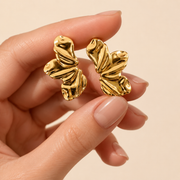 Detalle de Aretes Solé Hoja Dorada Hadorelle