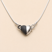 Collar Velisse Corazón Magnético Plateado