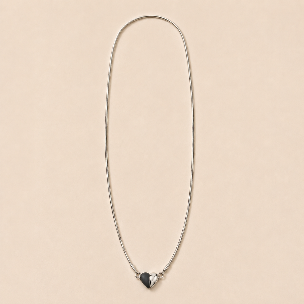 Collar Velisse Corazón Magnético Plateado
