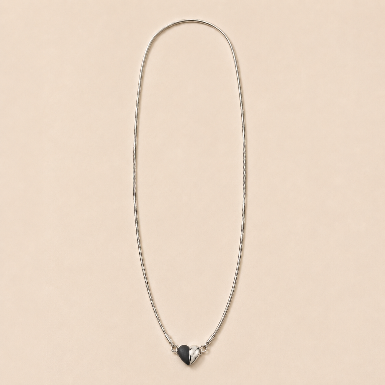 Collar Velisse Corazón Magnético Plateado