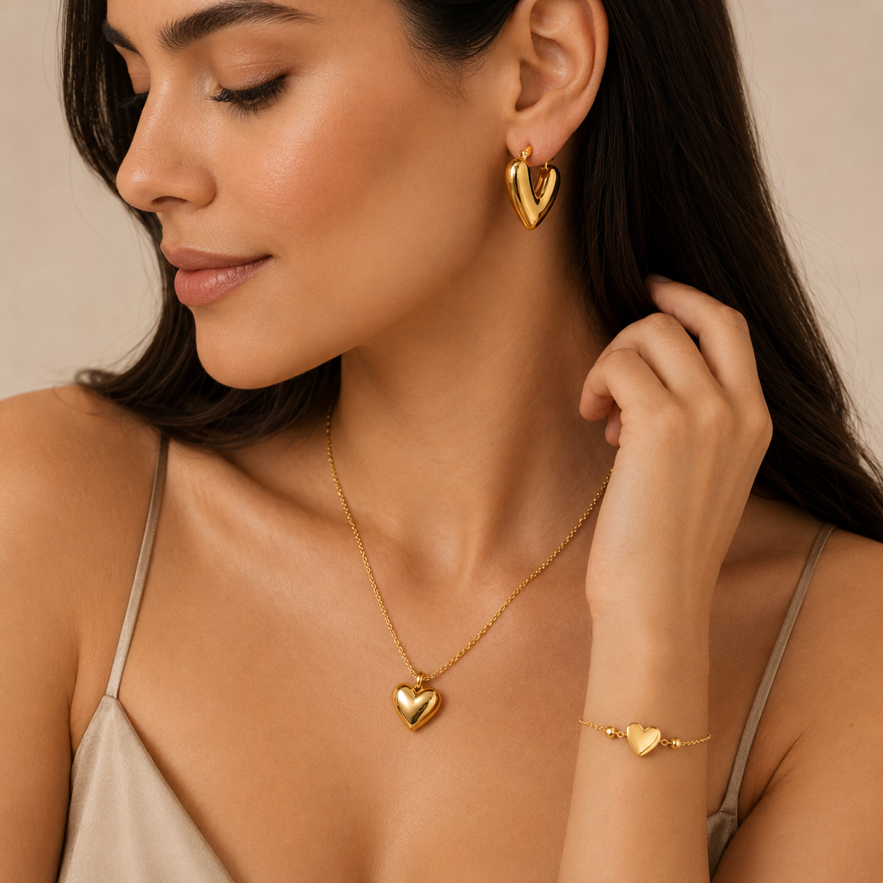 Mujer usando joyería Hadorelle